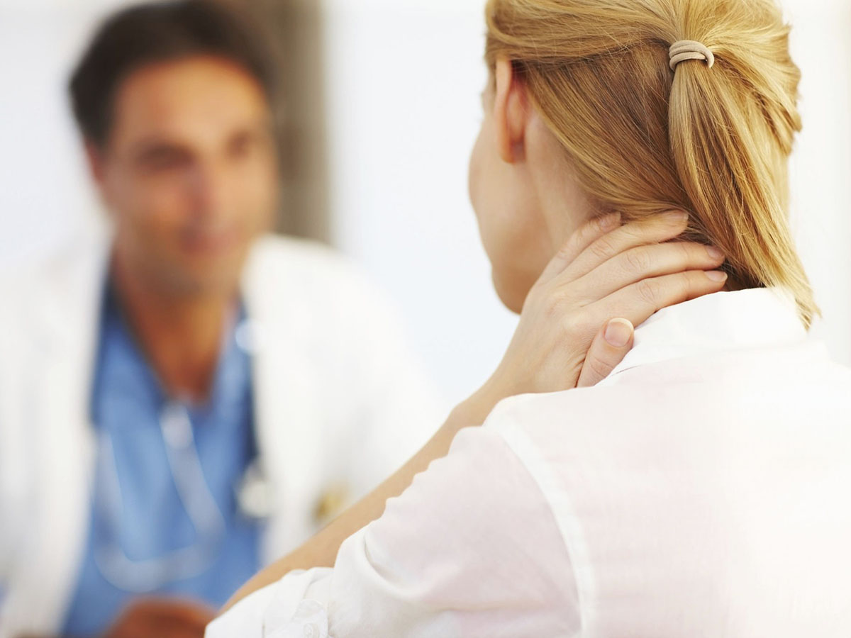 Paciente en consulta por dolor cervical