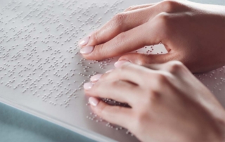 Persona usando el sistema táctil del Braille