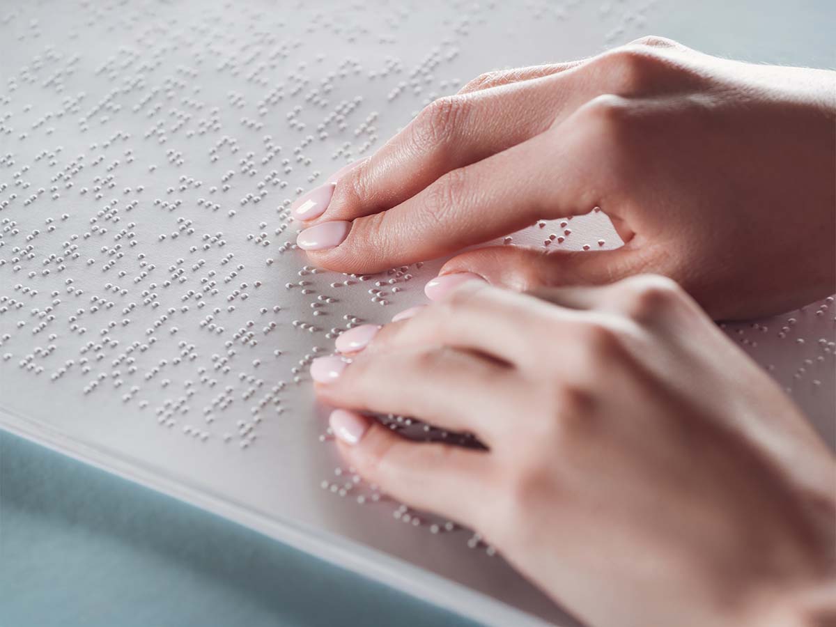 Persona usando el sistema táctil del Braille