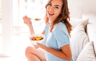 Persona comiendo alimentos aptos para colon irritable