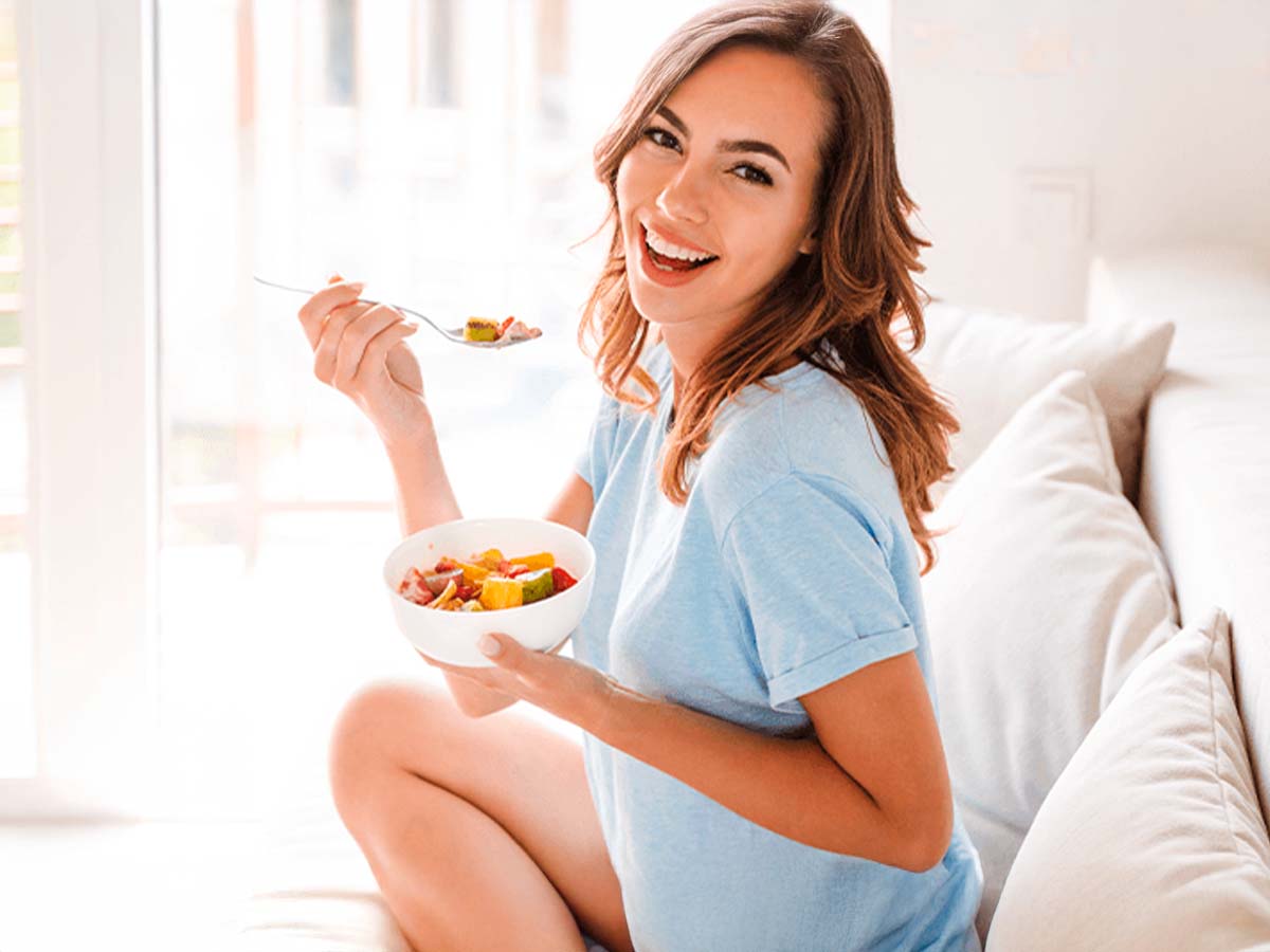 Persona comiendo alimentos aptos para colon irritable