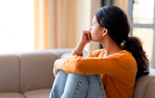 Mujer con síntomas y signos de depresión