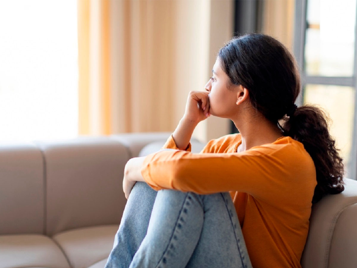 Mujer con síntomas y signos de depresión