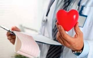 Doctor representando un cateterismo cardíaco