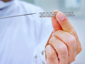 Médico sosteniendo un stem coronario