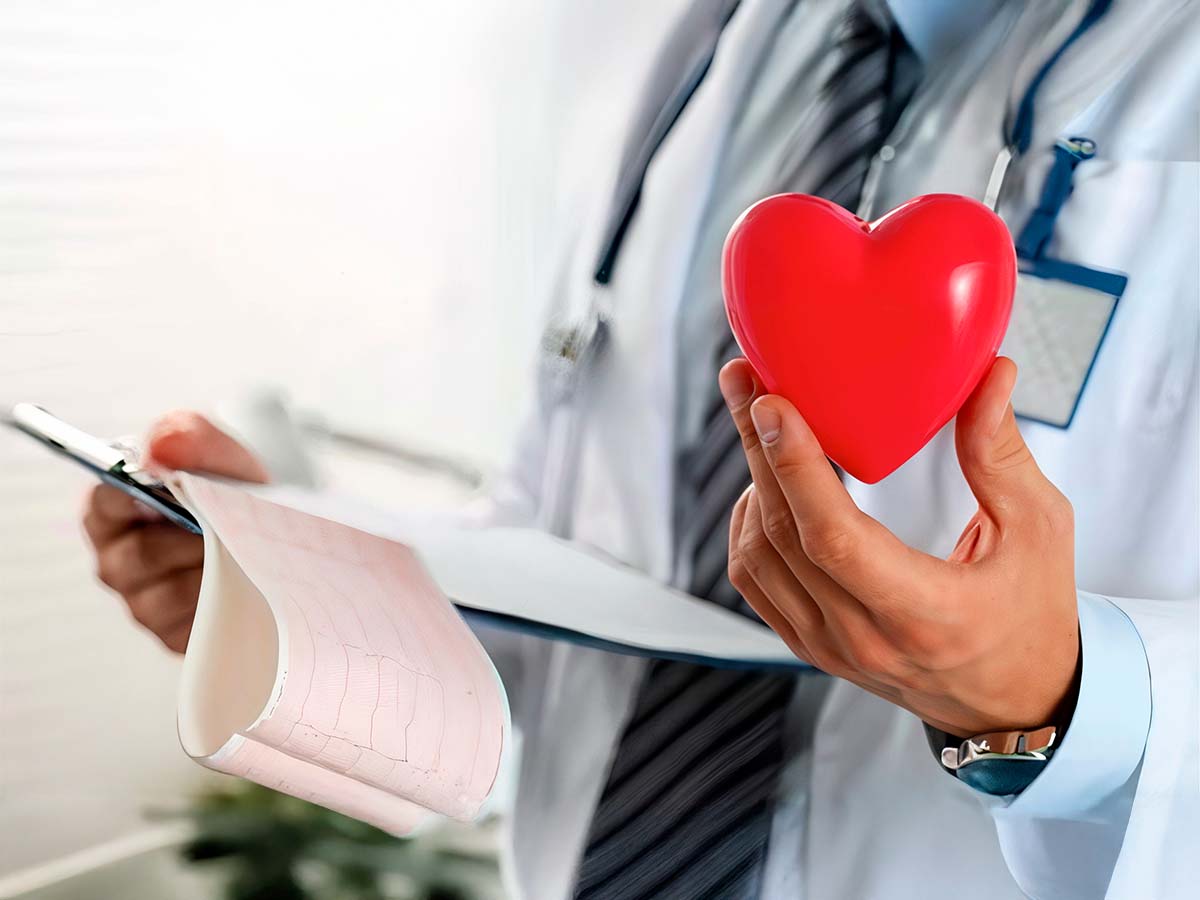 Doctor representando un cateterismo cardíaco