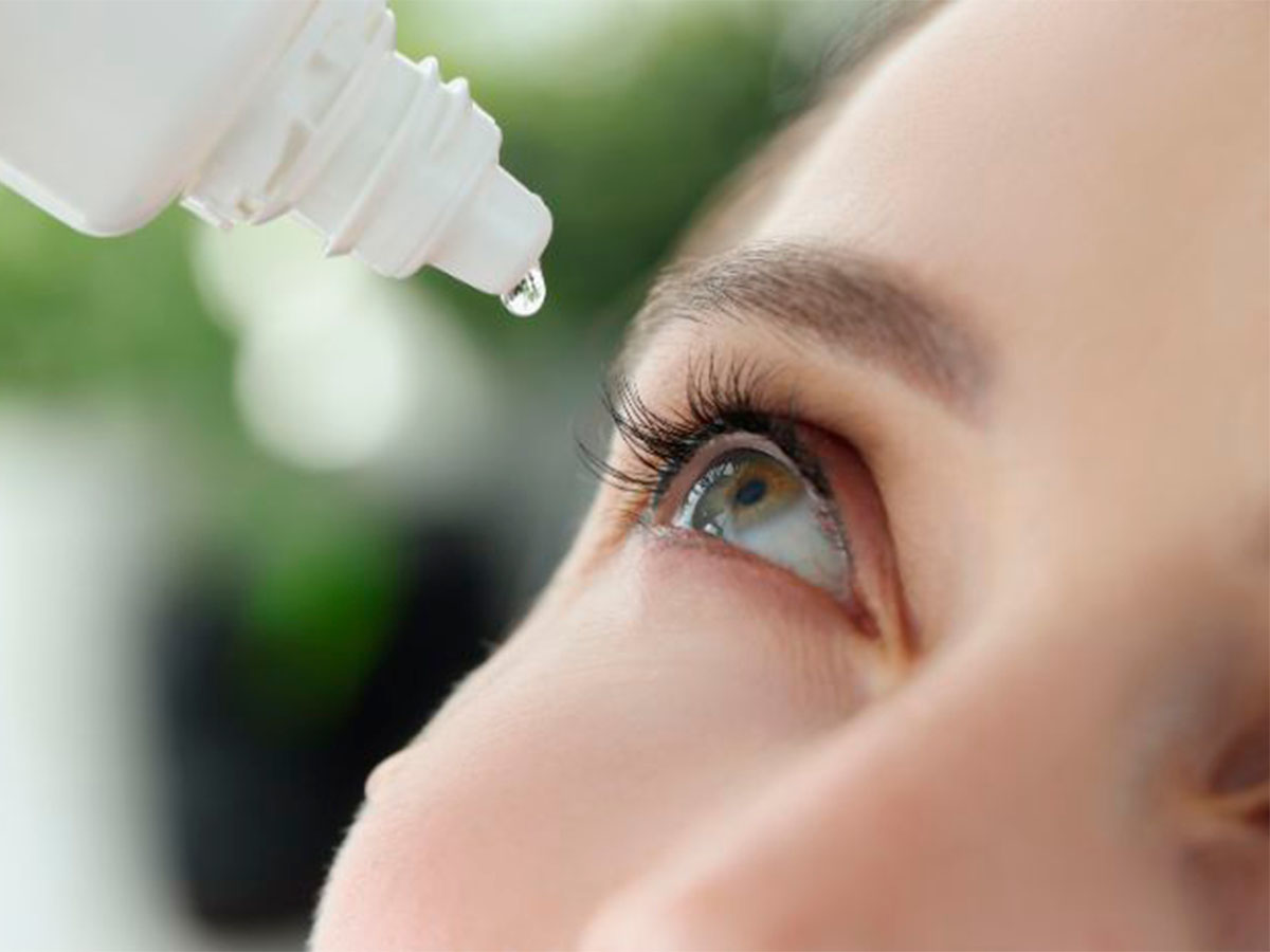 Persona con tratamiento para conjuntivitis alérgica