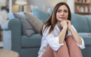 mujer con posibles signos de depresión