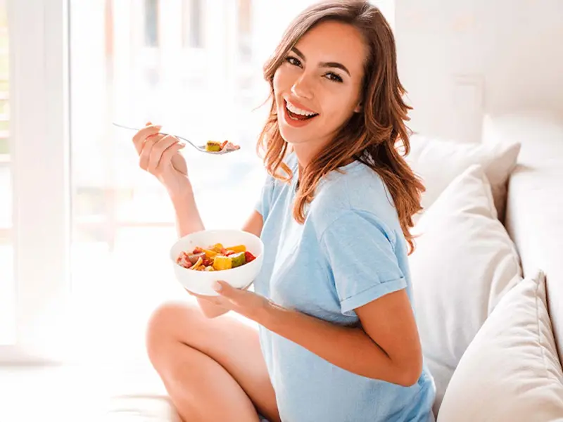 Persona comiendo alimentos aptos para colon irritable