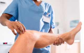 Doctor revisando a una persona con rotura de meniscos internos