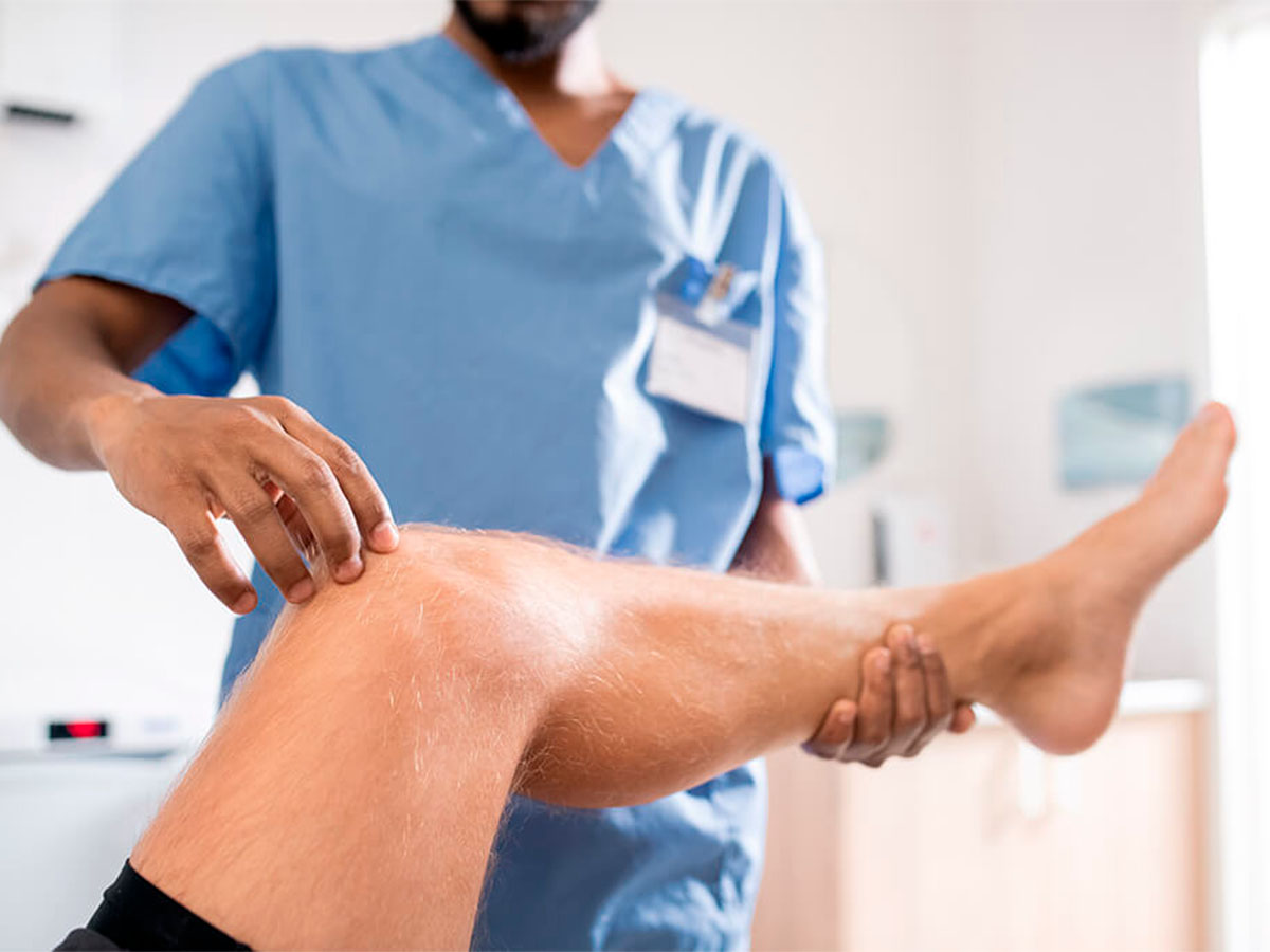 Doctor revisando a una persona con rotura de meniscos internos
