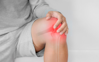 Persona con osteomielitis en la rodilla
