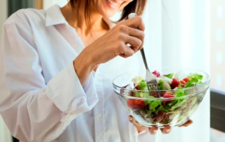 Mujer practicando el mindful eating