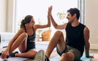 Mujer y hombre haciendo microdosis de ejercicio