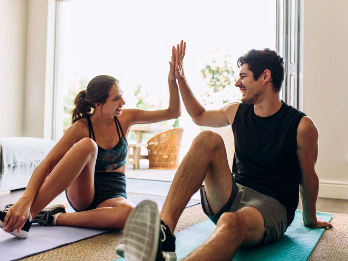 Mujer y hombre haciendo microdosis de ejercicio