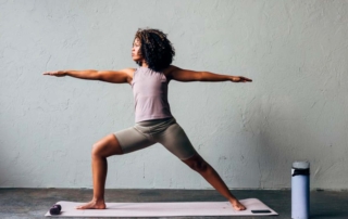 Mujer practicando yoga y salud mental