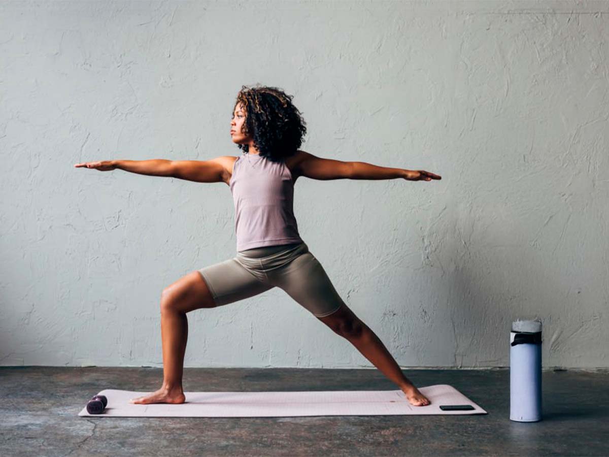 Mujer practicando yoga y salud mental