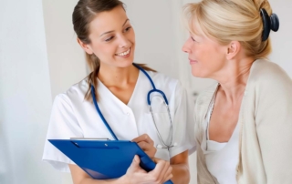 Doctora y paciente en consulta por desequilibrio hormonal