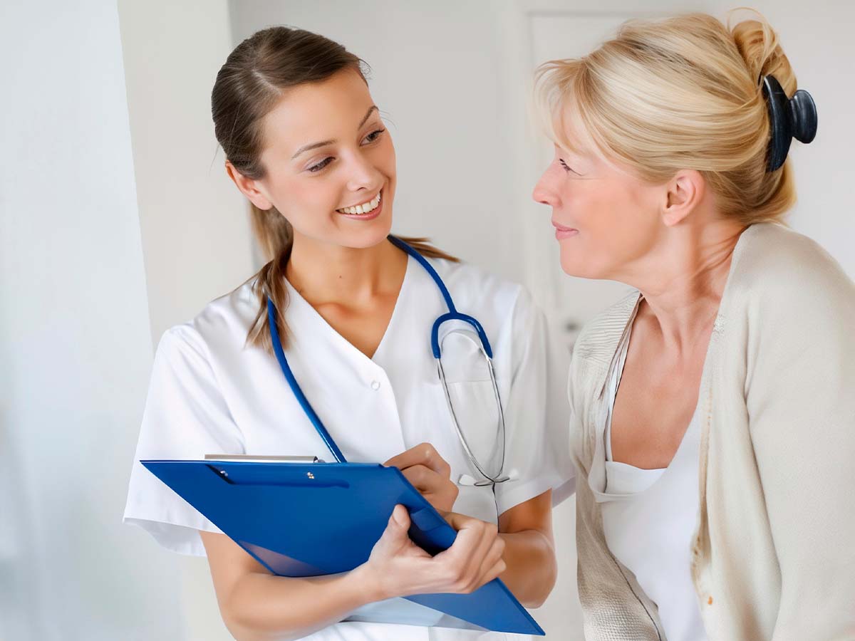 Doctora y paciente en consulta por desequilibrio hormonal