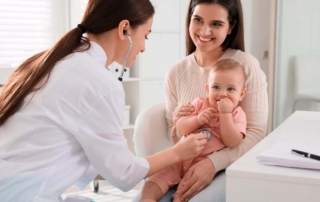 Niño en consulta por enfermedad Kawasaki
