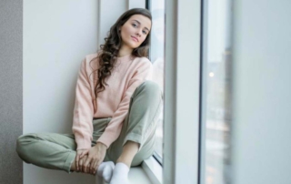 Mujer sentada con agorafobia