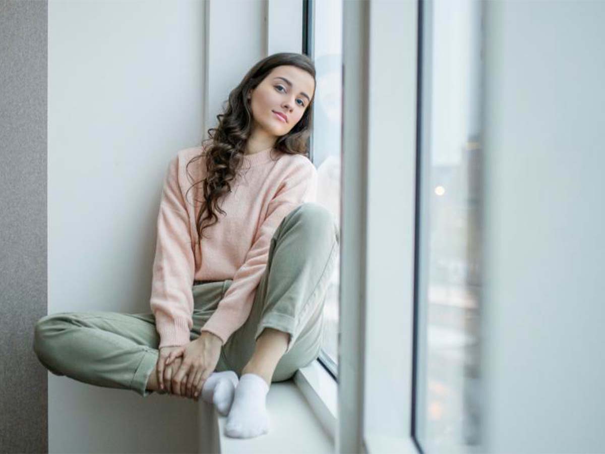 Mujer sentada con agorafobia
