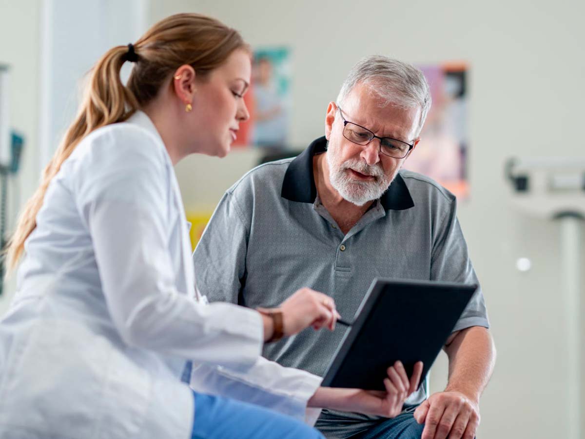 Doctora y paciente con arteroesclerosis