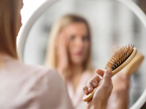 Mujer con caída del cabello por alopecia