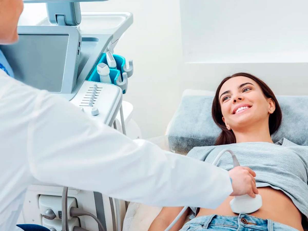 Doctor realizando un eco doppler ginecológico