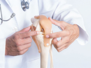 Doctor explicando qué es el reemplazo de rodilla