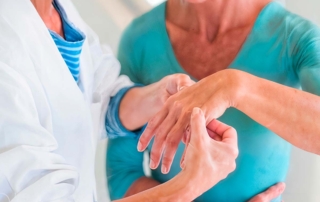 Especialista y paciente con artritis reumatoide