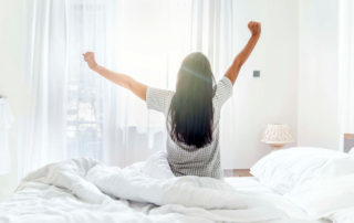 Persona en la cama con resaca del sueño