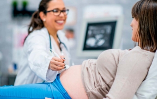 Doctora realizando un Eco Doppler Obstétrico