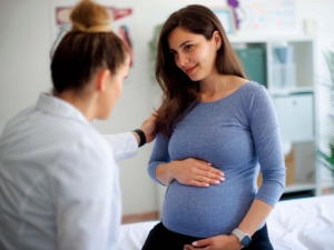 Doctora y paciente en consulta por Eco Doppler Obstétrico