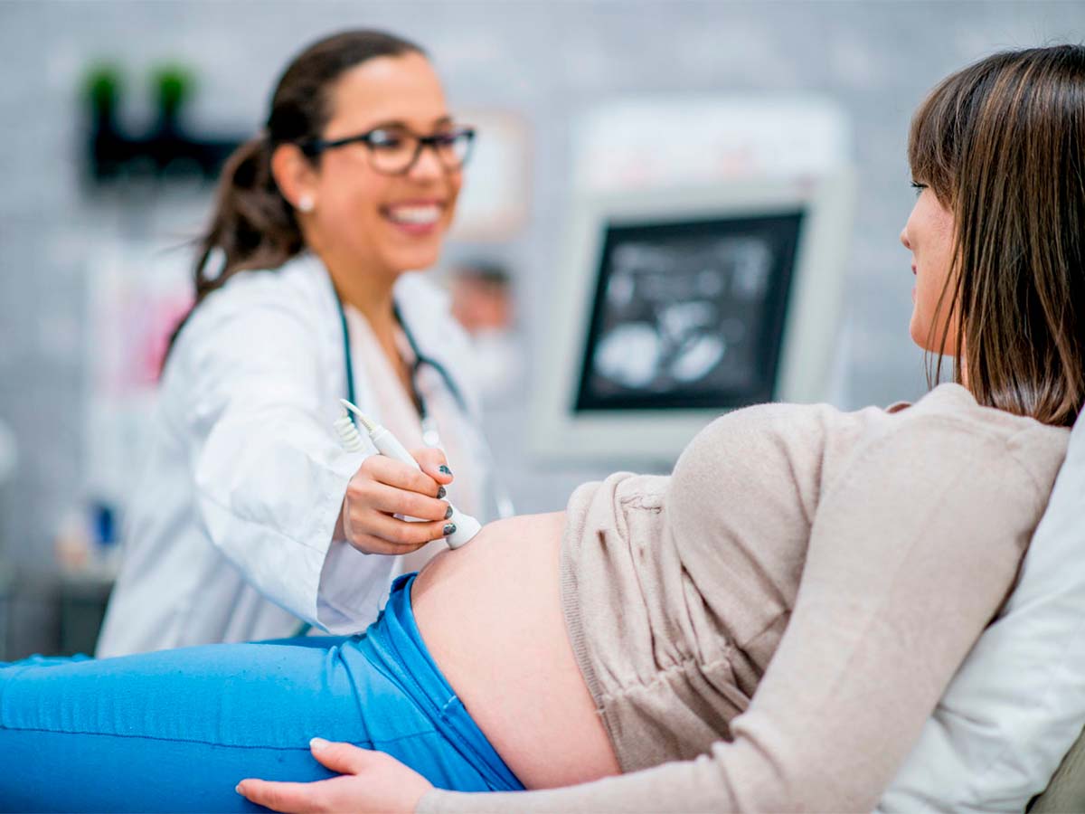 Doctora realizando un Eco Doppler Obstétrico