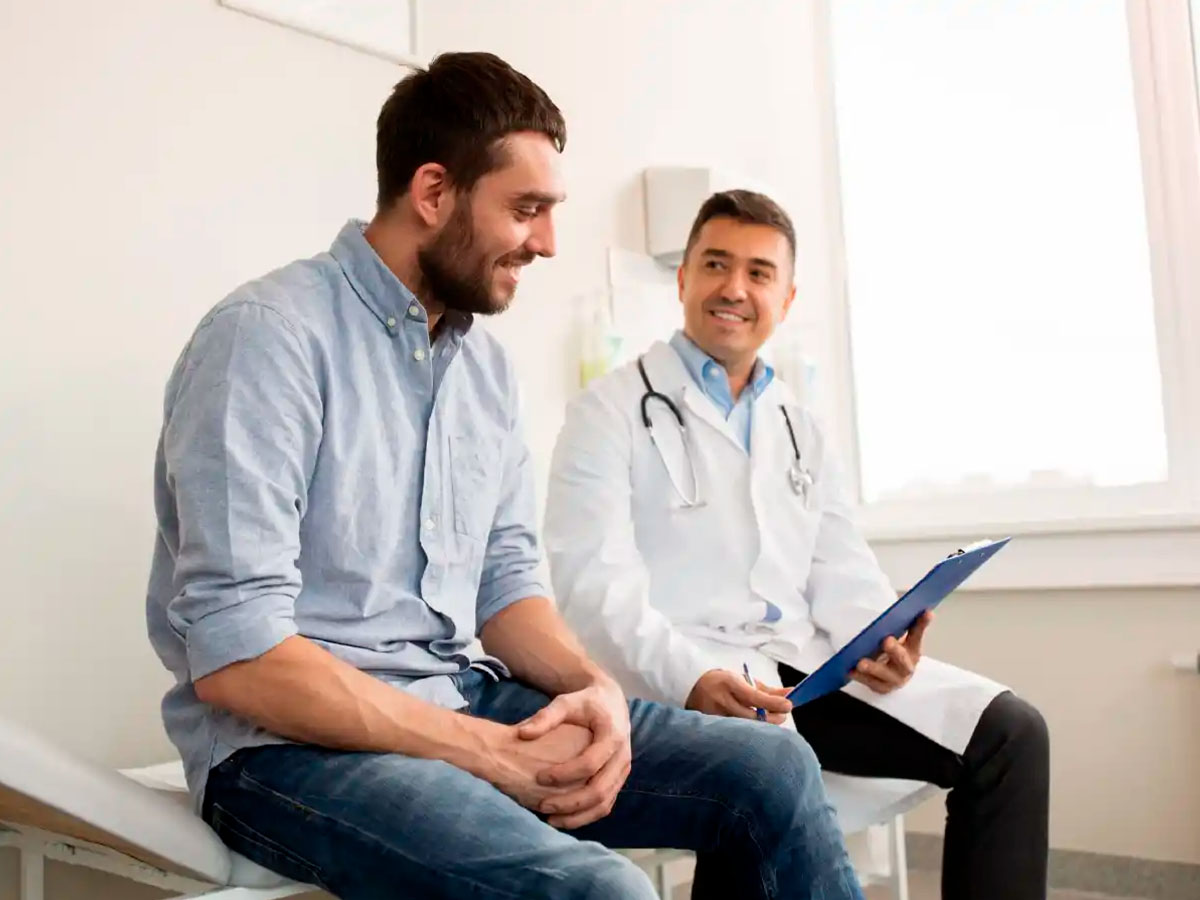 Doctor y paciente hablando de una mamografía en hombres