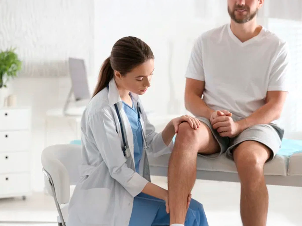 Doctora evaluando paciente con bursitis