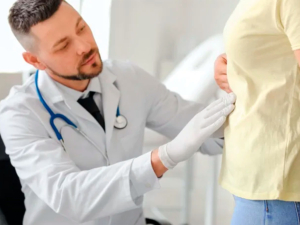 Doctor evaluando a paciente con cáncer de hígado