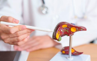 Doctor explicando qué es el cáncer de hígado