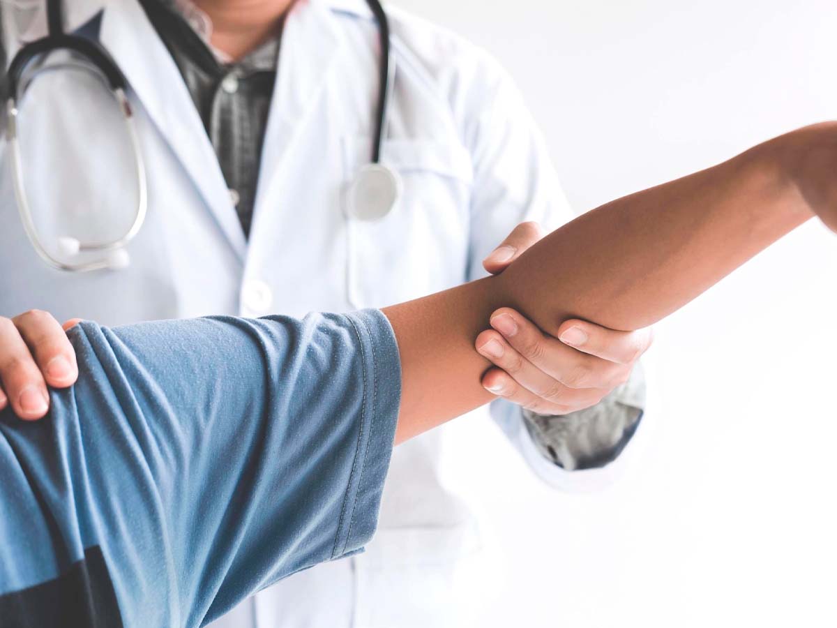 Persona en consulta por dolor en el ligamento del codo
