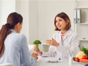 Personas hablando sobre veganismo