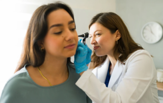 Persona en consulta por mastoiditis