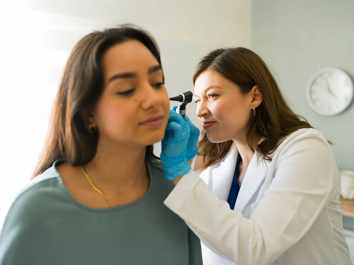 Persona en consulta por mastoiditis