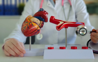 Doctor explicando que es una microangiopatía