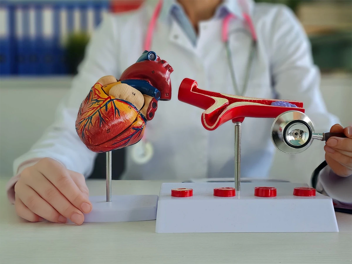 Doctor explicando que es una microangiopatía