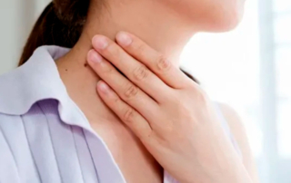 Persona con síntomas de amigdalitis