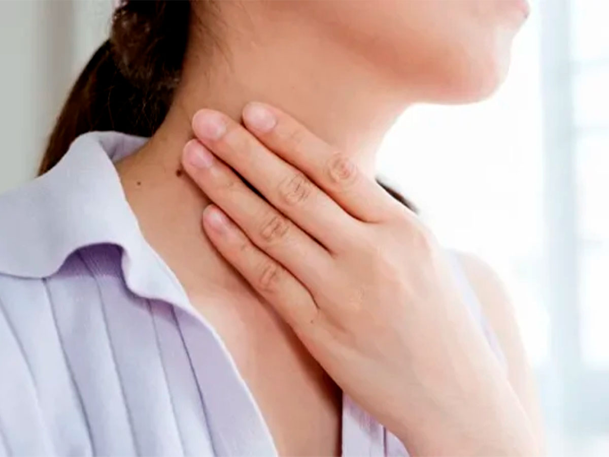 Persona con síntomas de amigdalitis