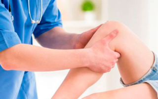 persona con síntomas de artroscopia