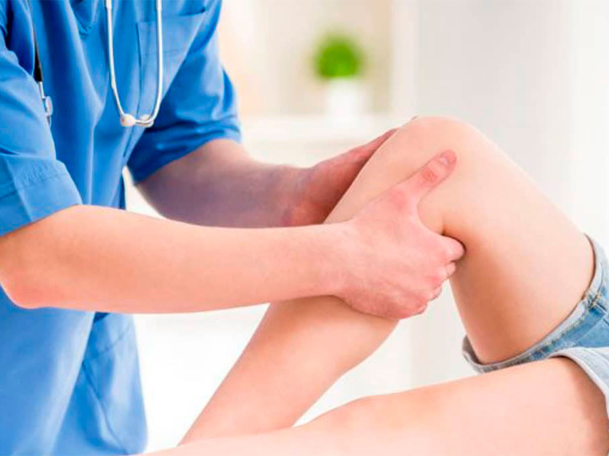 persona con síntomas de artroscopia