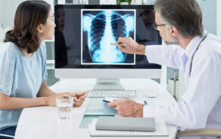 Médico especialista indica la fibrosis en los pulmones.